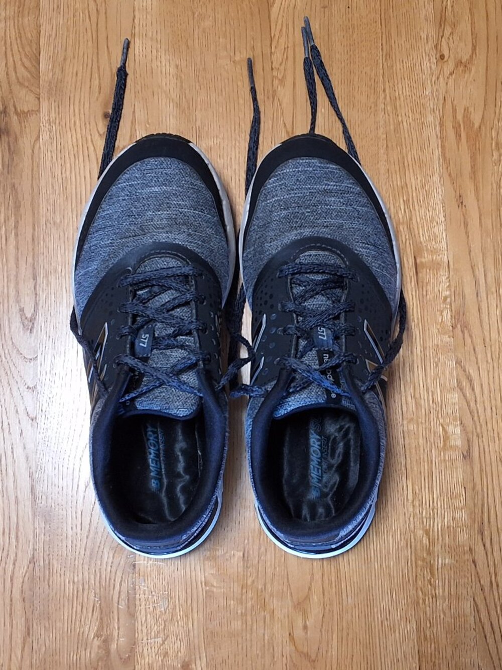 New Balance Women's 6 Black and White Tennis Running Shoe